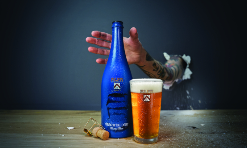 Arm grijpt door muur om Alfa Krachtig Dort fles van 75cl te pakken